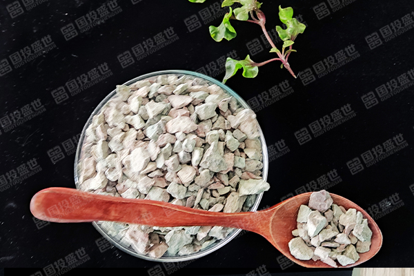 沸石為何能處理水中的水藻？